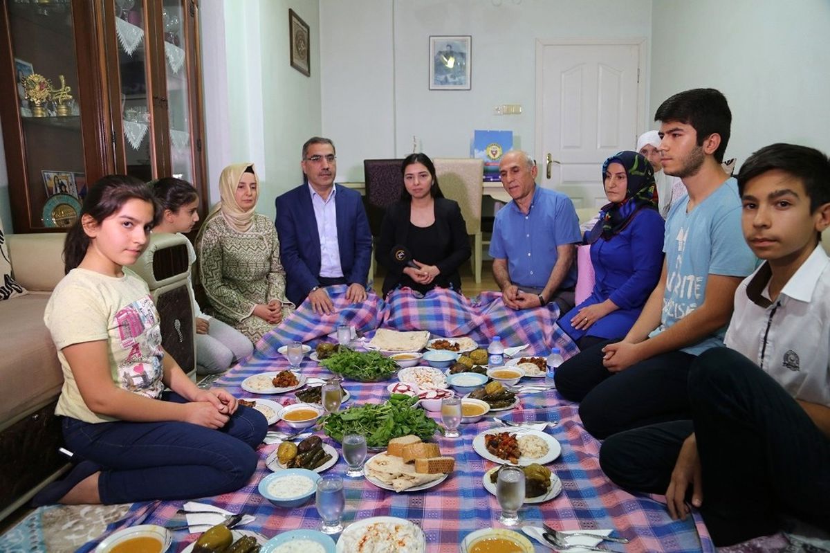 Başkan Çelikcan ve Eşi Şehit Ailesine Misafir Oldu