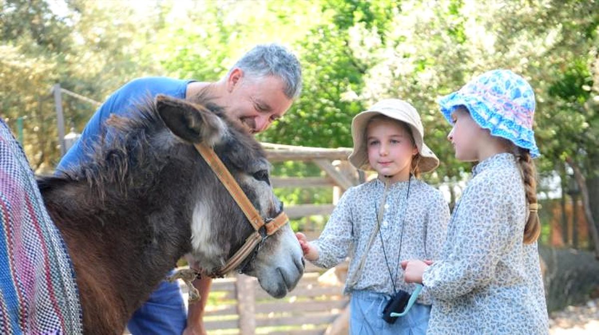 'Christian Amca' Eşekleriyle Turistleri Safari Turuna Çıkarıyor