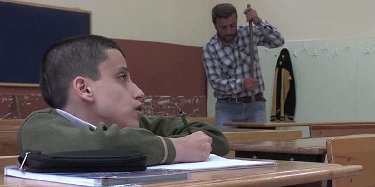 Engelli Oğlunun Eğitiminde Yanında Olmak İçin İşini Bırakıp Hademeliğe Başladı