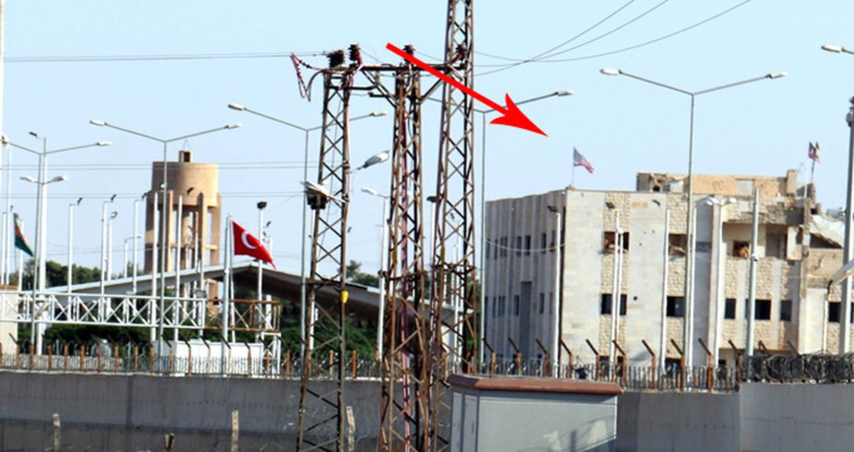 Terör Örgütü PYD Türkiye Sınırına İkinci ABD Bayrağını Astı