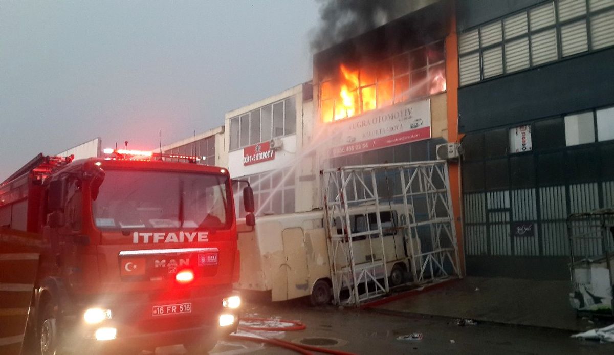 Yıldırım Düşen İş Yeri Alev Alev Yandı