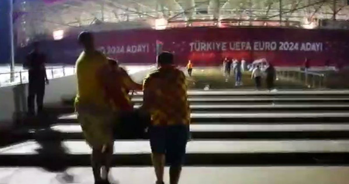 Antalya Stadı'nda Engelli Vatandaşlar Karga Tulumba Taşınarak Stada Gitti