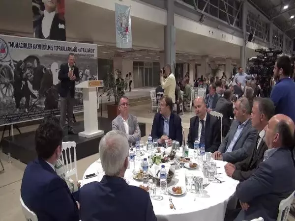 Bakan Müezzinoğlu'nun Gözleri Önünde Kürsüye Yığıldı Bakan Müezzinoğlu'nun Gözleri Önünde Kürsüye Yığıldı
