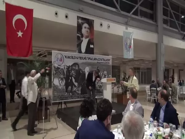 Bakan Müezzinoğlu'nun Gözleri Önünde Kürsüye Yığıldı Bakan Müezzinoğlu'nun Gözleri Önünde Kürsüye Yığıldı