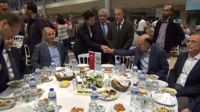 Bakan Müezzinoğlu'nun Karşısında Kürsüde Konuşurken Fenalık Geçirdi Bakan Müezzinoğlu'nun Karşısında Kürsüde Konuşurken Fenalık Geçirdi