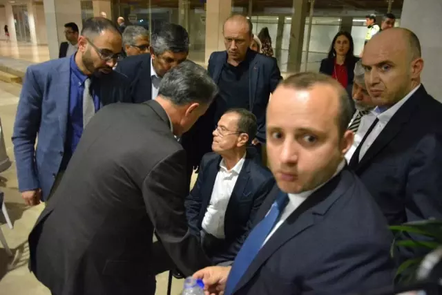 Bakan Müezzinoğlu'nun Karşısında Kürsüde Konuşurken Fenalık Geçirdi Bakan Müezzinoğlu'nun Karşısında Kürsüde Konuşurken Fenalık Geçirdi