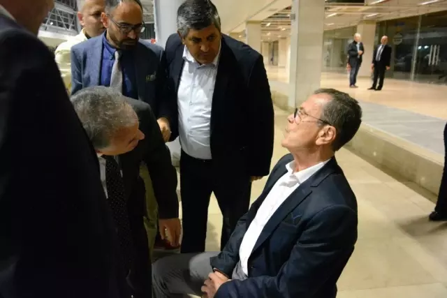 Bakan Müezzinoğlu'nun Karşısında Kürsüde Konuşurken Fenalık Geçirdi Bakan Müezzinoğlu'nun Karşısında Kürsüde Konuşurken Fenalık Geçirdi