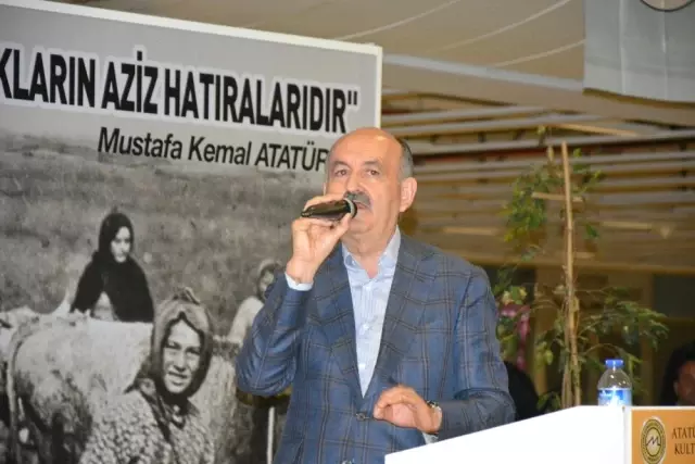 Bakan Müezzinoğlu'nun Karşısında Kürsüde Konuşurken Fenalık Geçirdi Bakan Müezzinoğlu'nun Karşısında Kürsüde Konuşurken Fenalık Geçirdi
