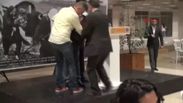 Bursa - Bakan Müezzinoğlu'nun Gözleri Önünde Kürsüye Yığıldı Bursa - Bakan Müezzinoğlu'nun Gözleri Önünde Kürsüye Yığıldı