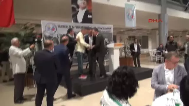Bursa - Bakan Müezzinoğlu'nun Gözleri Önünde Kürsüye Yığıldı Bursa - Bakan Müezzinoğlu'nun Gözleri Önünde Kürsüye Yığıldı