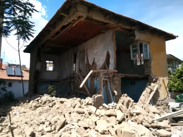Denizli�de Kerpiç Ev Yıkımında Göçük 1 Yaralı Haberler