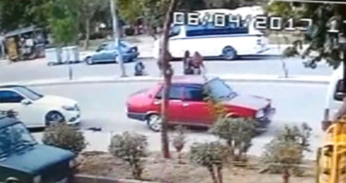 Minibüs, İki Genç Kıza Çarparak Metrelerce Savurdu, Feci Kaza Kamerada!