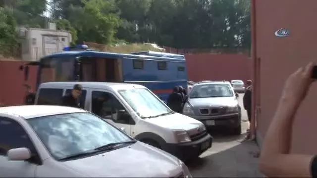 Firari Adil Öksüz'ün Kardeşinin de Aralarında Olduğu Dava Ertelendi Firari Adil Öksüz'ün Kardeşinin de Aralarında Olduğu Dava Ertelendi