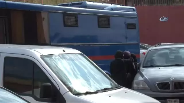 Firari Adil Öksüz'ün Kardeşinin de Aralarında Olduğu Dava Ertelendi Firari Adil Öksüz'ün Kardeşinin de Aralarında Olduğu Dava Ertelendi