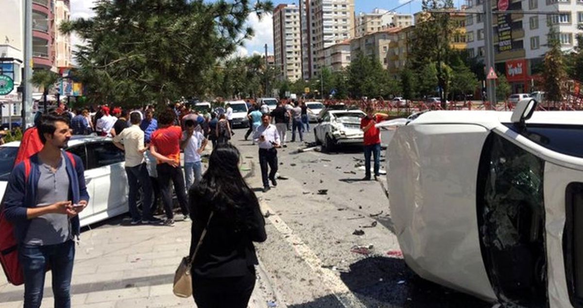 Halk Otobüsü 5 Aracı Biçti: 1 Üniversite Öğrencisi Öldü, 2 Yaralı