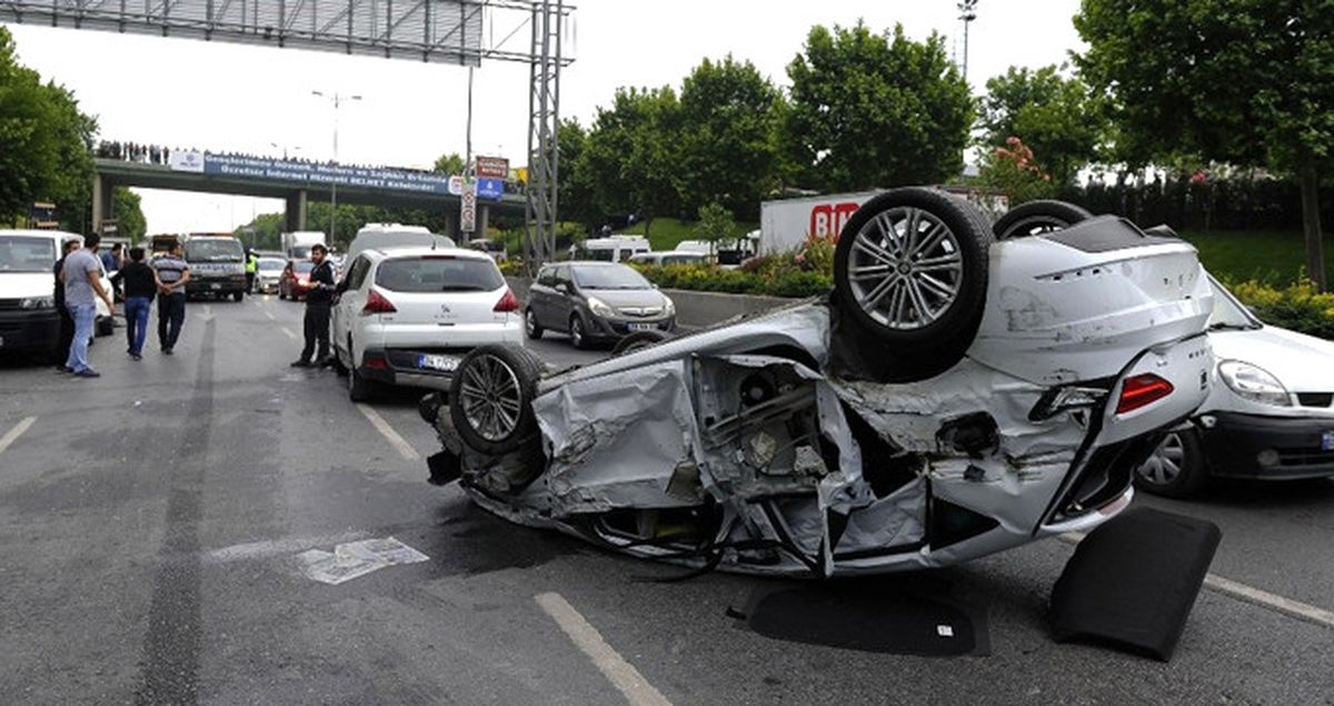 İstanbul TEM Otoyolunda Zincirleme Kaza: 10 Araç Birbirine Girdi