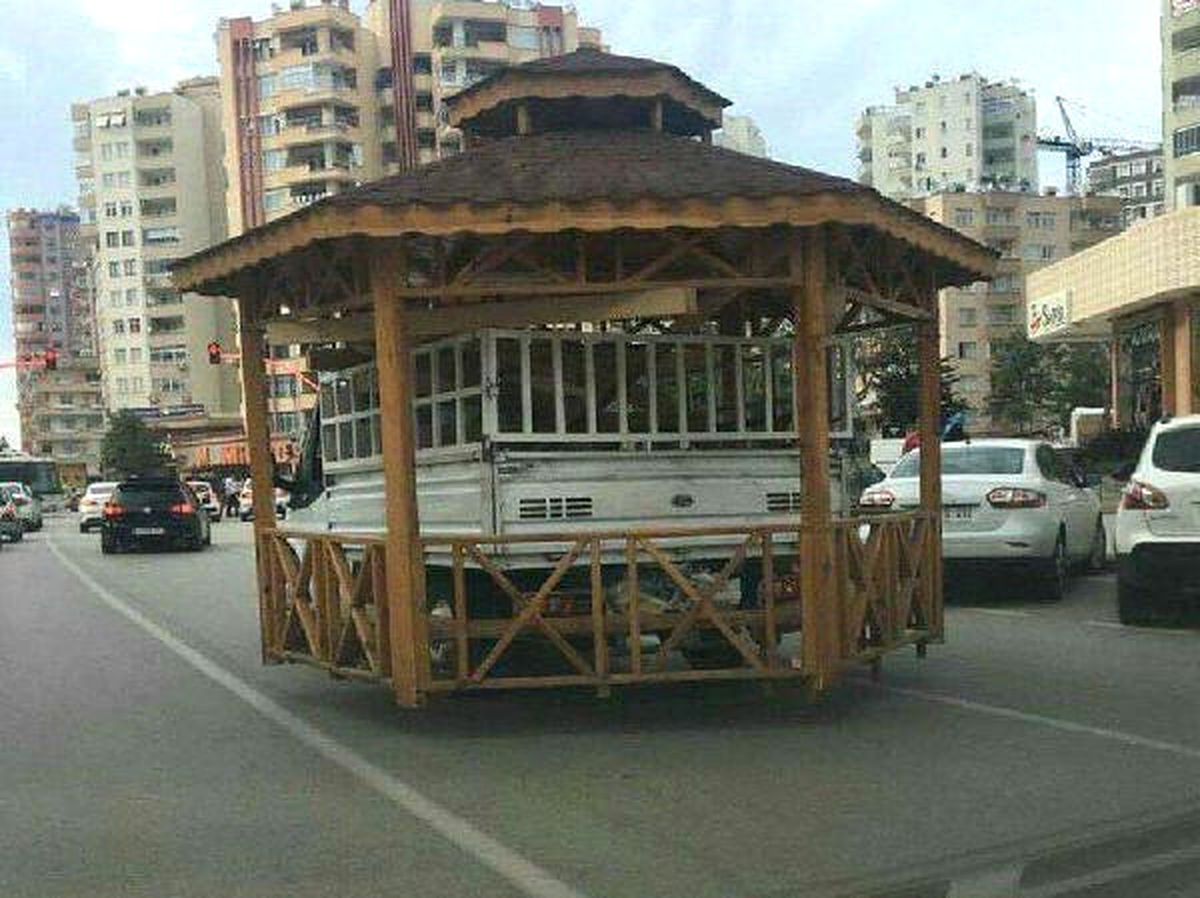 Adana'da Seyir Halindeki Kamyonetin Üzerindeki Kameriye Şoke Etti