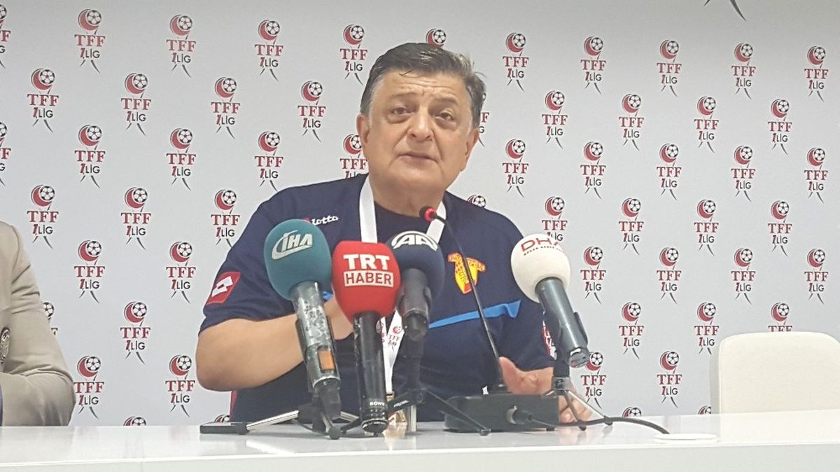 Göztepeli Futbolcular, Yılmaz Vural'ın Basın Toplantısını Bastı