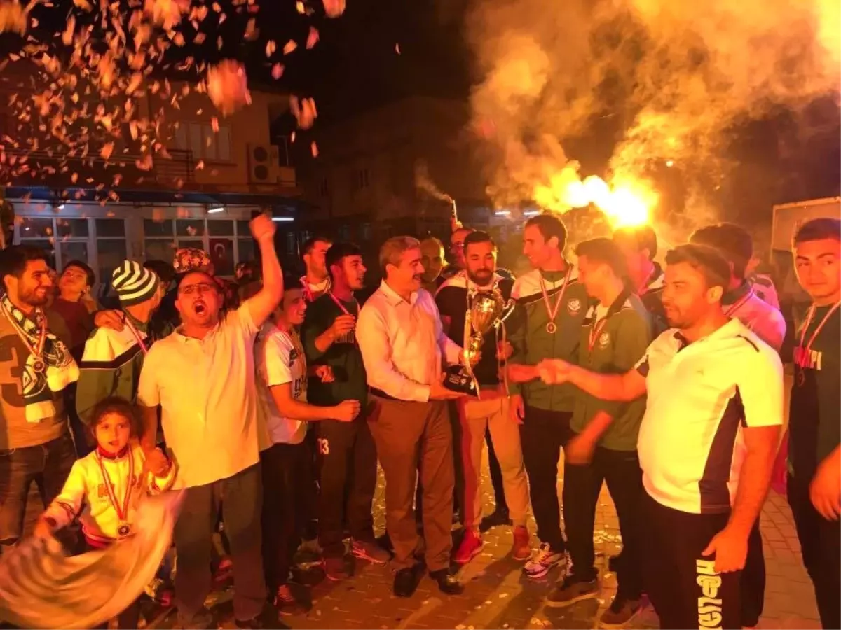 1. Amatör Kümeye Yükselen Arslanlıspor Kupayı Kaldırdı