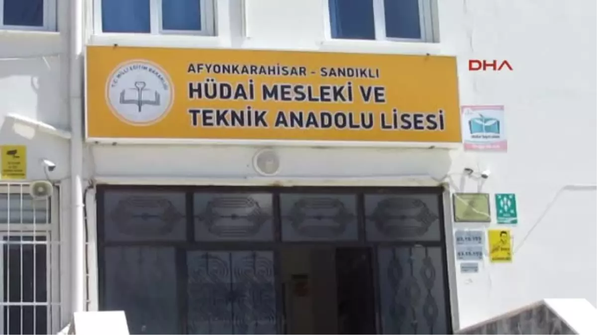 Afyonkarahisar Müdür, Öğretmen ve Hizmetliler Okulun Tadilatını Yapıyor