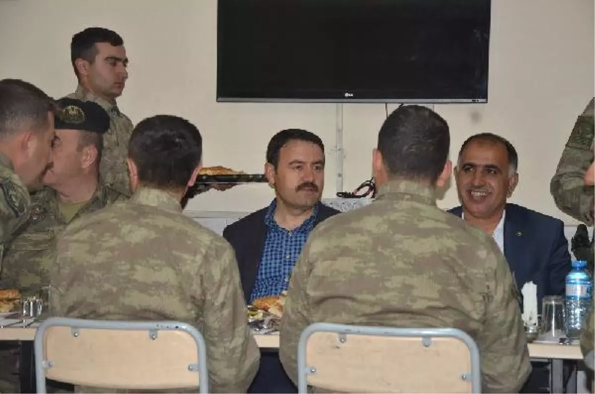 Ağrı Valisi Işın Askerlerle Sahur Yaptı