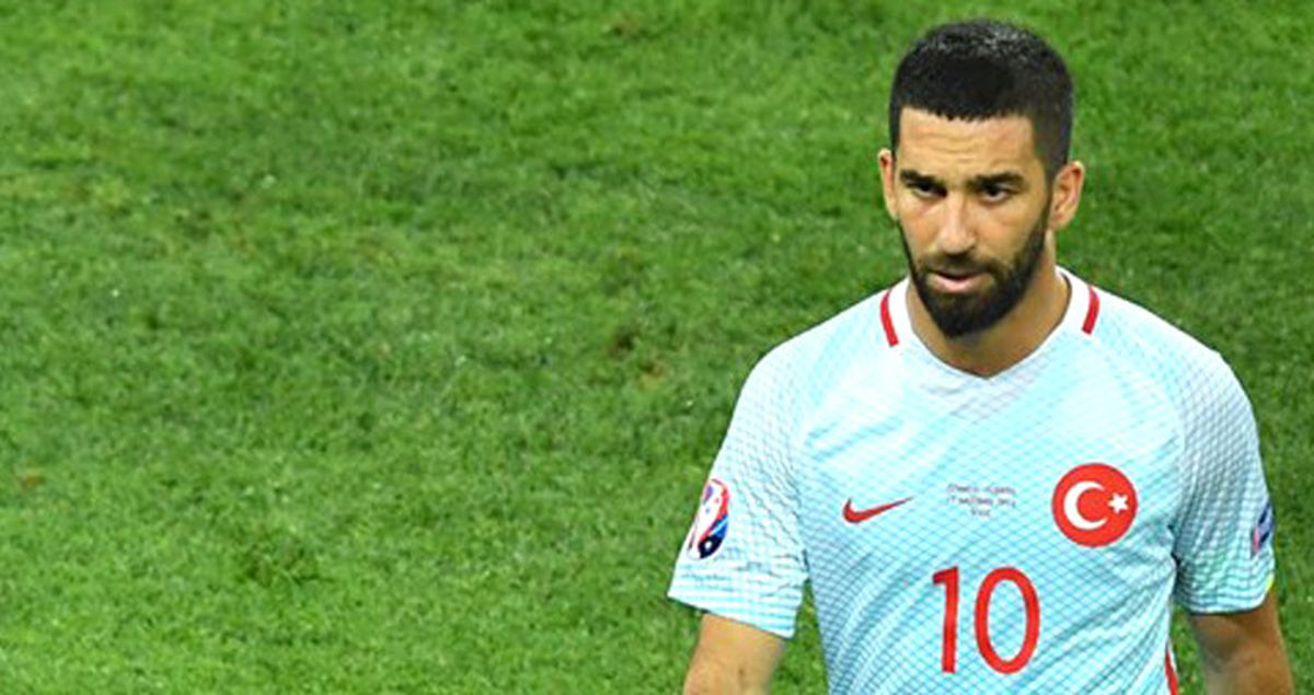Arda Turan, Uçakta Gazeteciye Saldırıp Ağır Küfürler Etti