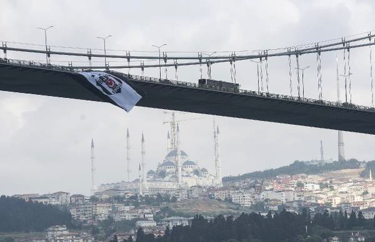 Dha İstanbul - Boğaz'da Beşiktaş Bayrağı Dalgalanmaya Başladı