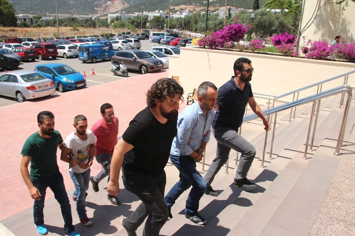Ev Aramasına Giden Polisler, Uyuşturucu Partisinin Ortasına Düştü