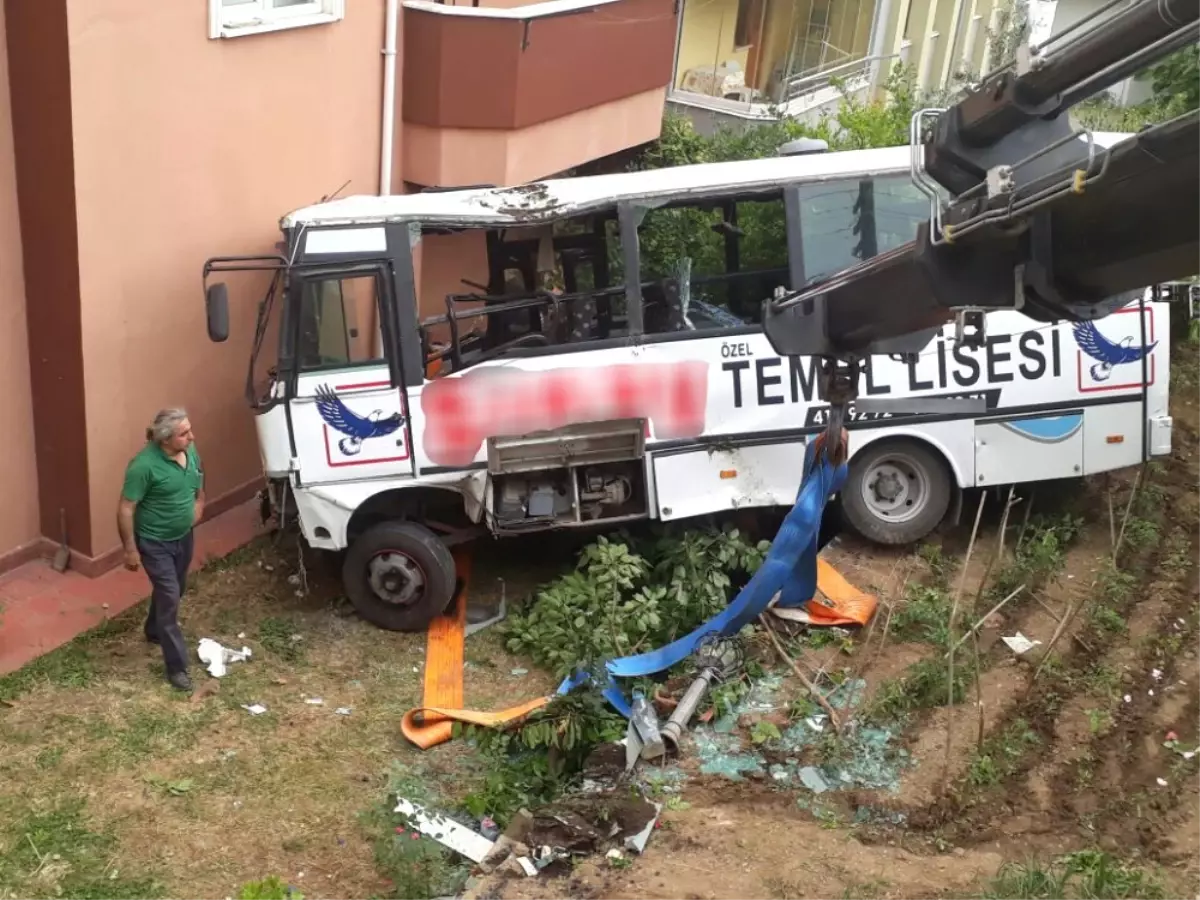 Freni Patlayan Midibüs Bahçeye Uçtu: 9 Yaralı