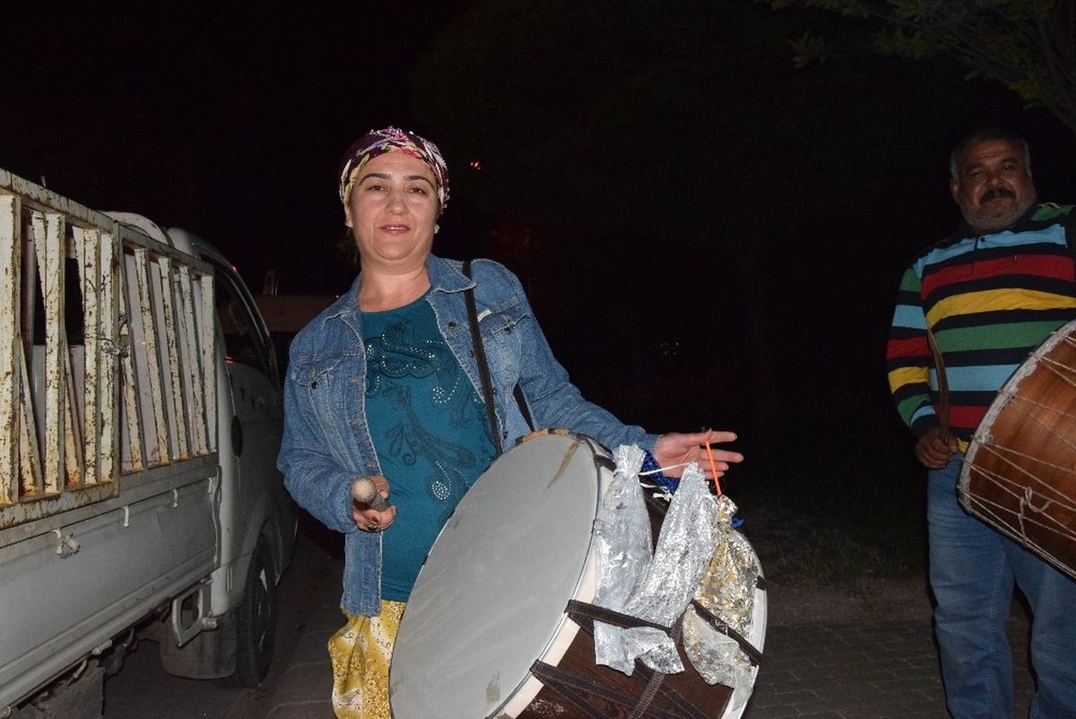 Kadın Mahalle Muhtarı, Gelenek Ölmesin Diye Ramazan Davulculuğu Yapıyor