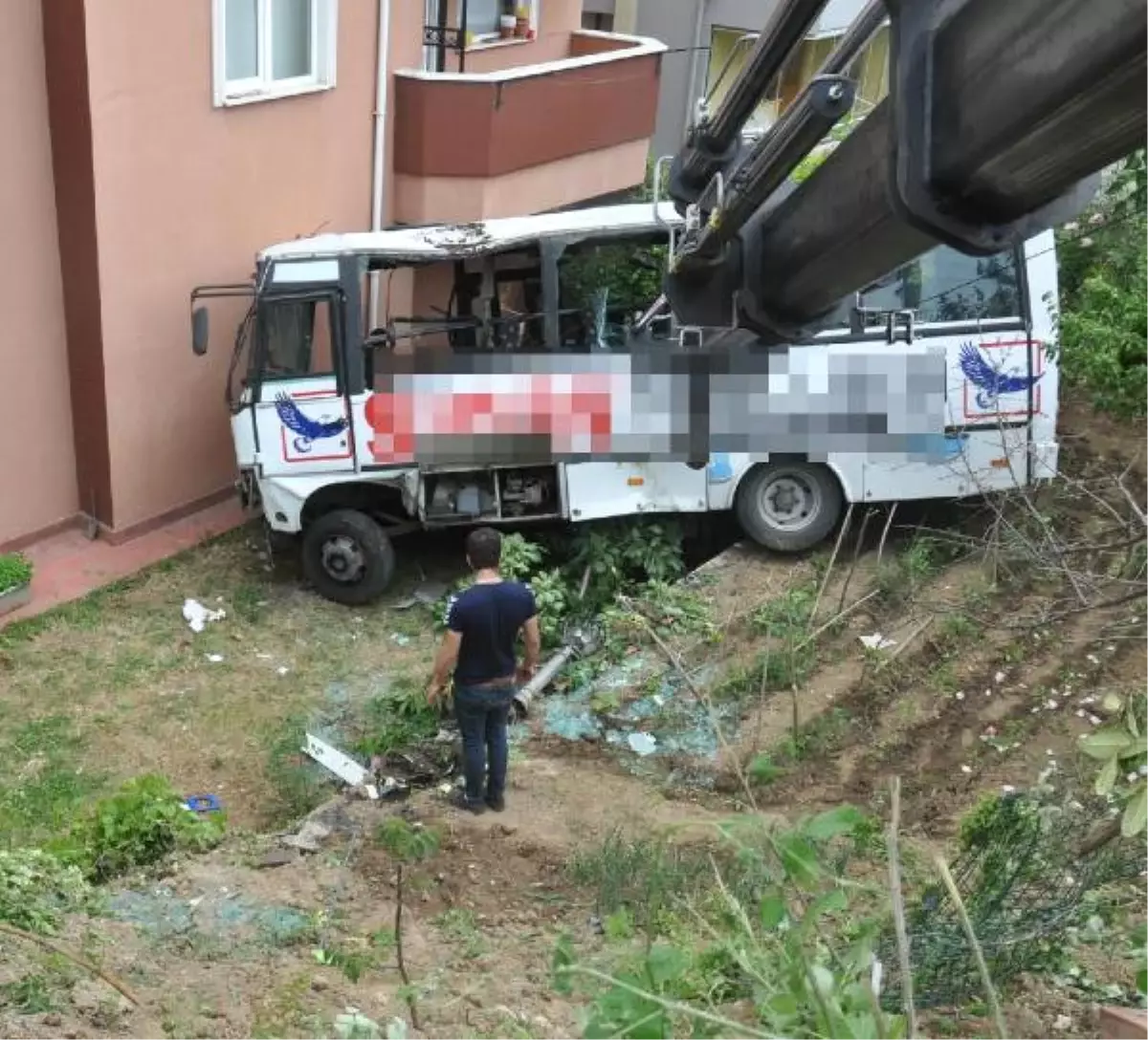 Halk Otobüsü Site Bahçesine Uçtu: 9 Yaralı