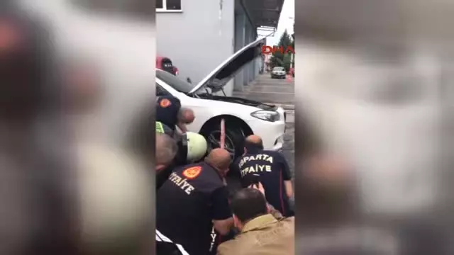 isparta otomobile giren yilani cikaran