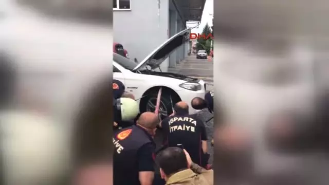 isparta otomobile giren yilani cikaran