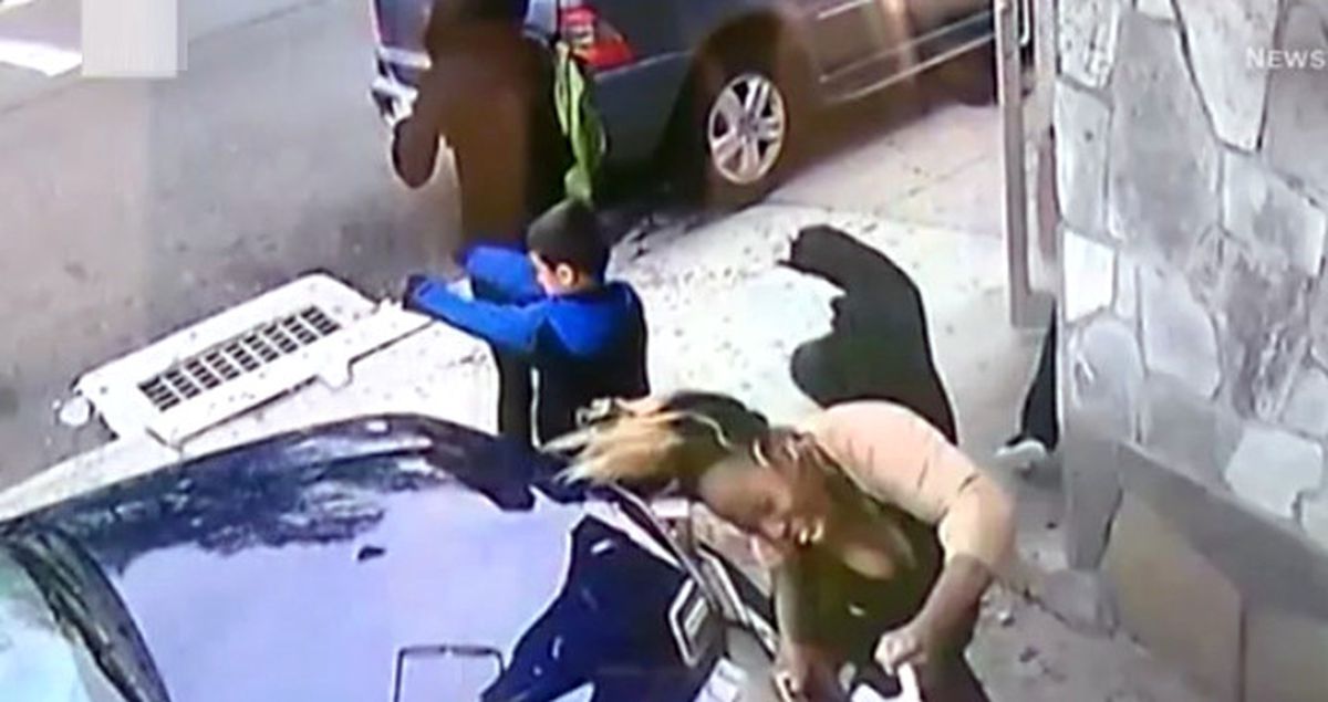 Otomobille Çocuk Arasına Giren Kahraman Kadın Hayat Kurtardı