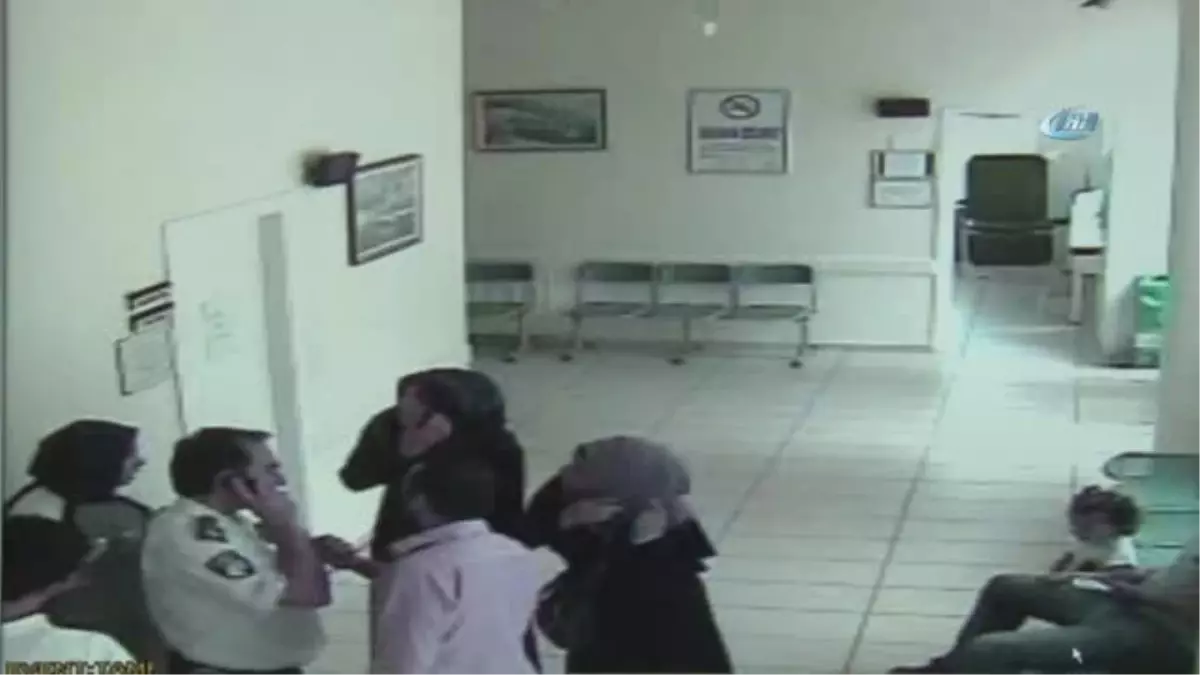 Kadın Doktora Makasla Saldırıp, Yerde Sürüklediler...o Anlar Kamerada