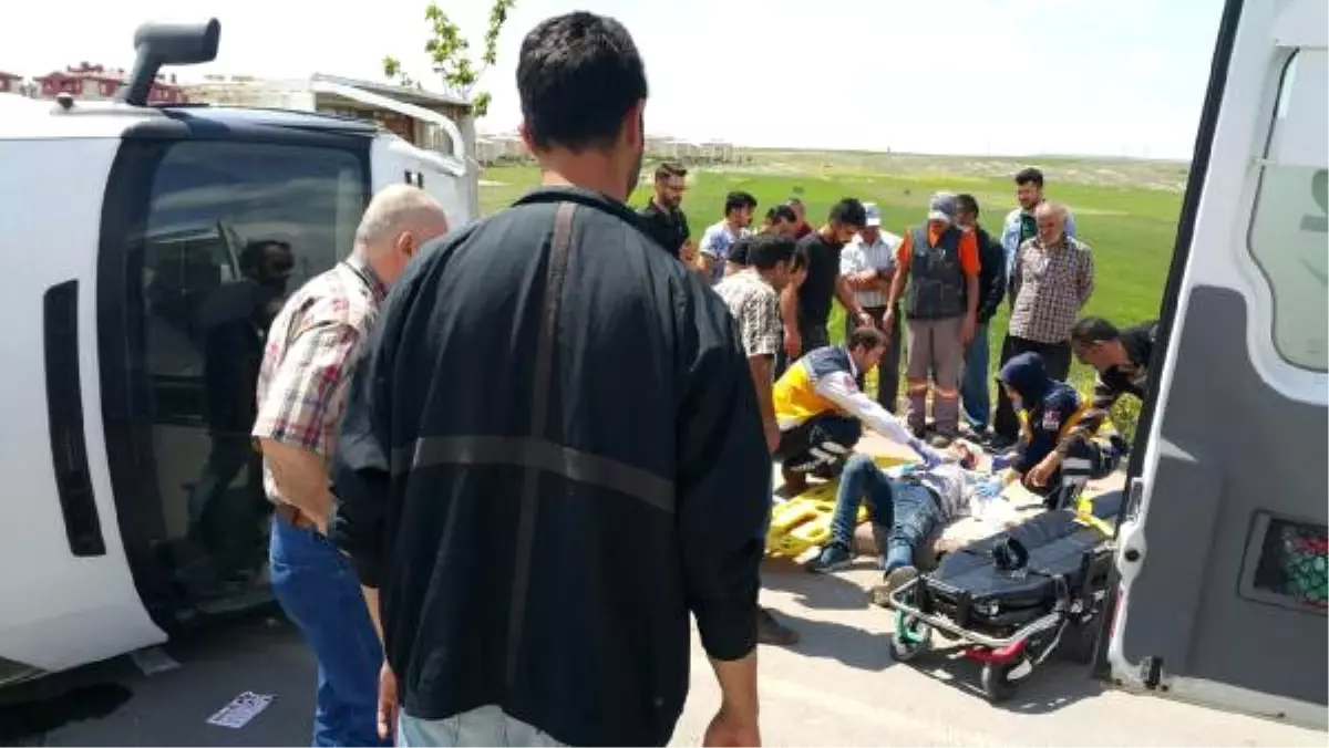 Kamyonet Aydınlatma Direğine Çarptı: 2 Yaralı
