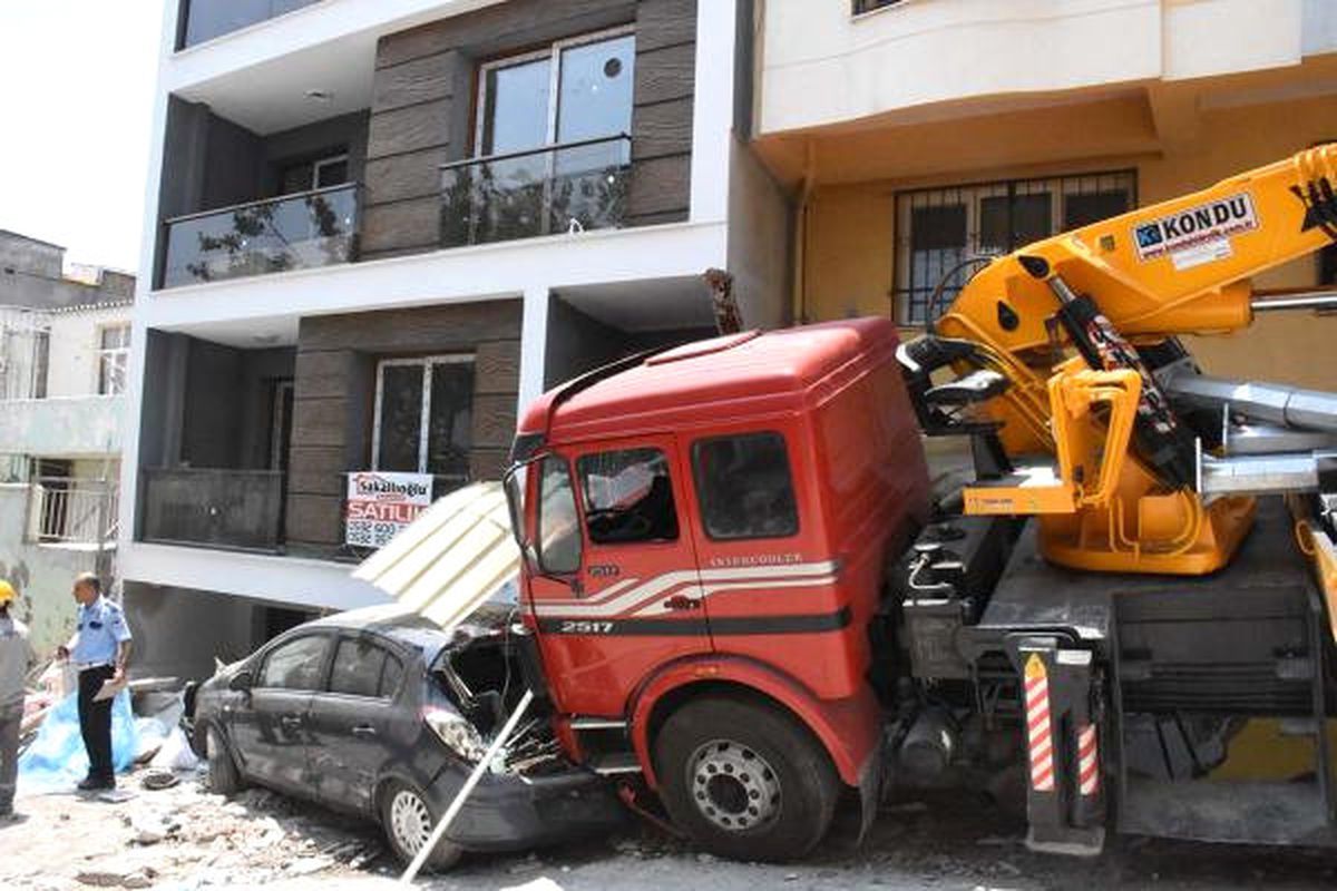 Kamyonun Freni Boşaldı, Mahalle Savaş Alanına Döndü