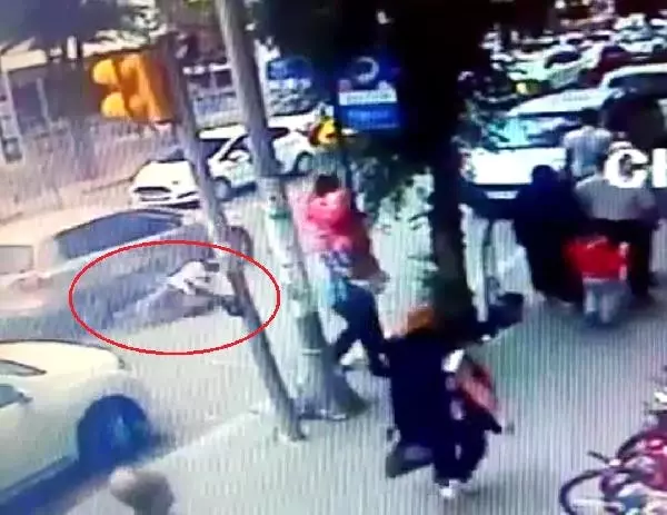 Karşı Yola Geçmeye Çalışırken Otomobil Çarptı