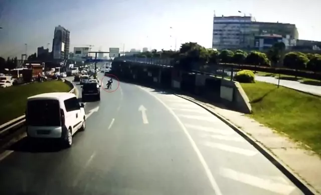 Merter D 100 De Yola Savrulan Motosikletli Kamerada Video