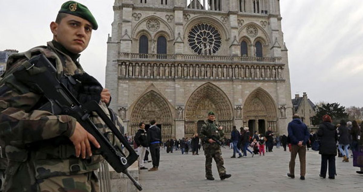 Paris'teki Notre Dame Katedralinde Terör Paniği: Polis 1 Kişiyi Vurdu