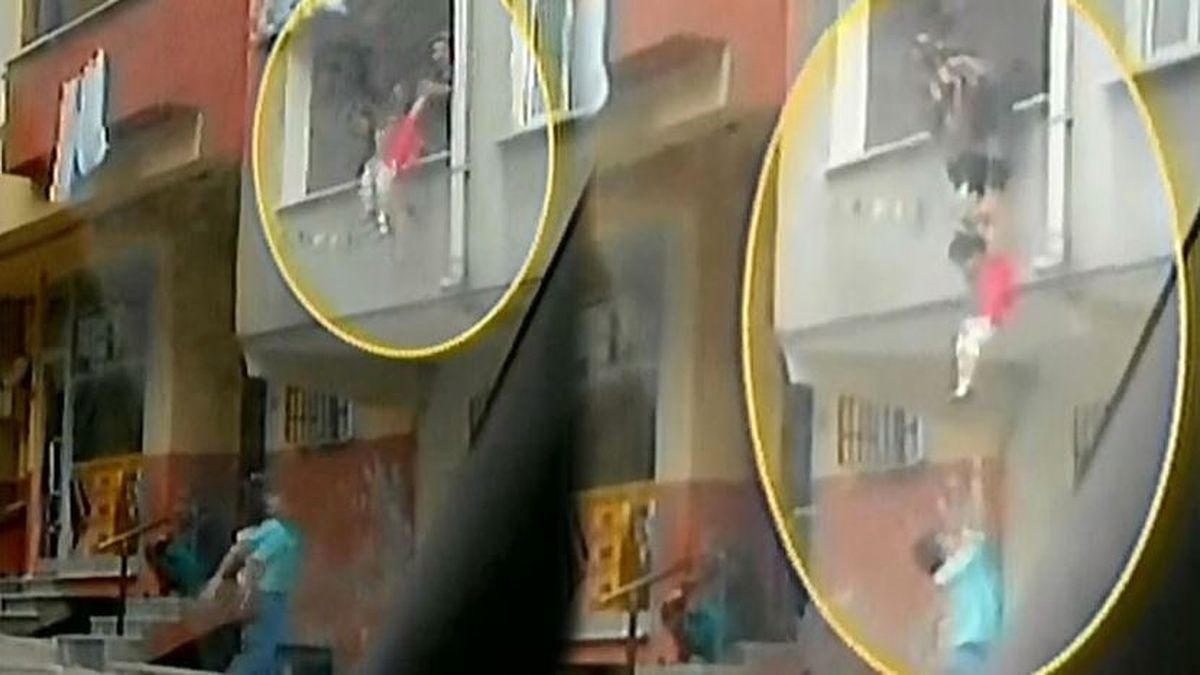 Sorumsuz Anneden Tehlikeli Oyun! Kızını Balkondan Aşağı Sarkıttı