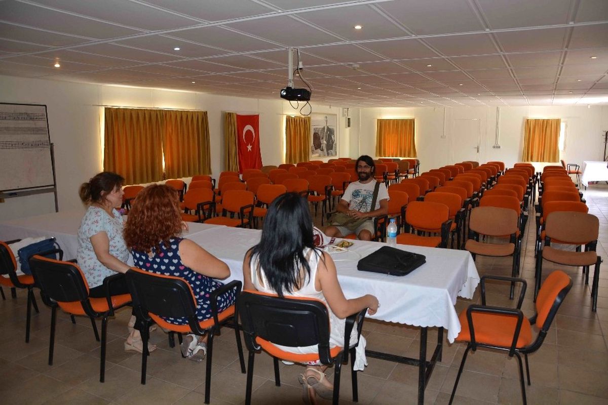 Boş Salona Konuştular