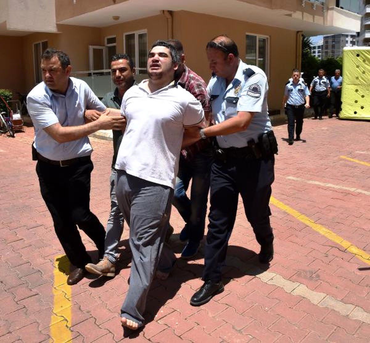 Kendisini Eve Kapattı, Polislere Böyle Bağırdı: Kedime Bir Şey Olursa Hepinizi Öldürürüm