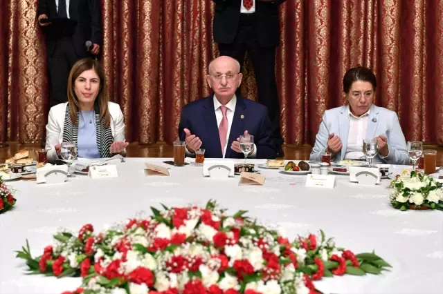 Kahraman'dan Kadın Milletvekilleri ve 15 Temmuz Şehit Yakınlarına İftar Kahraman'dan Kadın Milletvekilleri ve 15 Temmuz Şehit Yakınlarına İftar