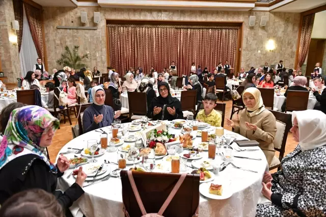 Kahraman'dan Kadın Milletvekilleri ve 15 Temmuz Şehit Yakınlarına İftar Kahraman'dan Kadın Milletvekilleri ve 15 Temmuz Şehit Yakınlarına İftar