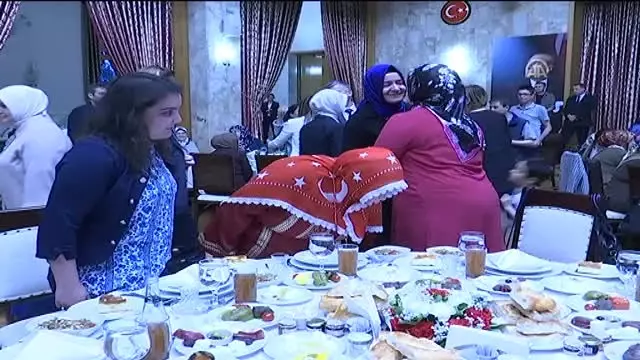 Kahraman'dan Kadın Milletvekilleri ve 15 Temmuz Şehit Yakınlarına Iftar Kahraman'dan Kadın Milletvekilleri ve 15 Temmuz Şehit Yakınlarına Iftar
