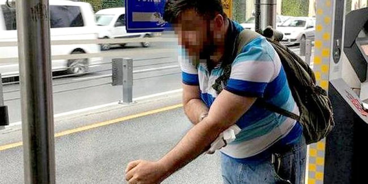 Metrobüs Durağında Tinerci Dehşeti: Bıçakladı Kaçtı