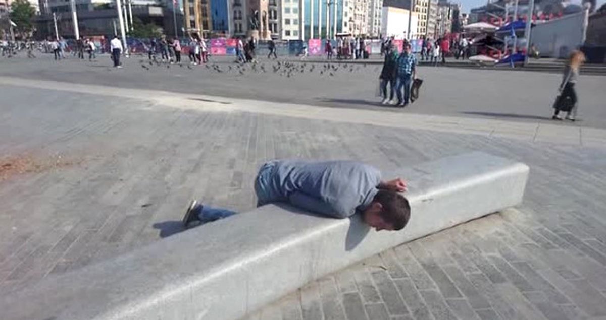Taksim'de Bonzai Kullanan Genç, Olduğu Yere Yığıldı
