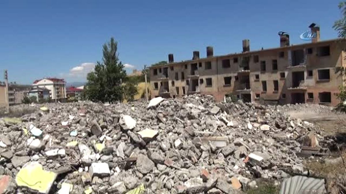 Bingöl'de 1971 Depremi Sonrasında Yapılan Deprem Konutları Yıkılıyor