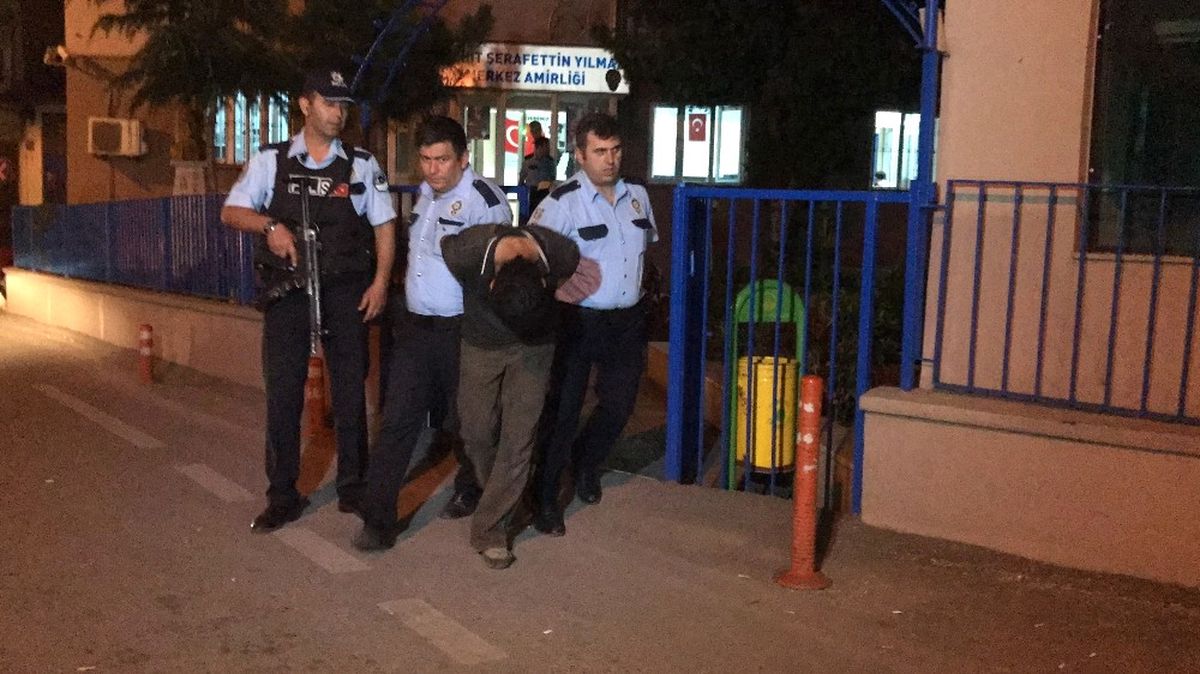 'Bomba Var' Diye Bağırıp Polislere Ateş Açan Zanlı Yakalandı